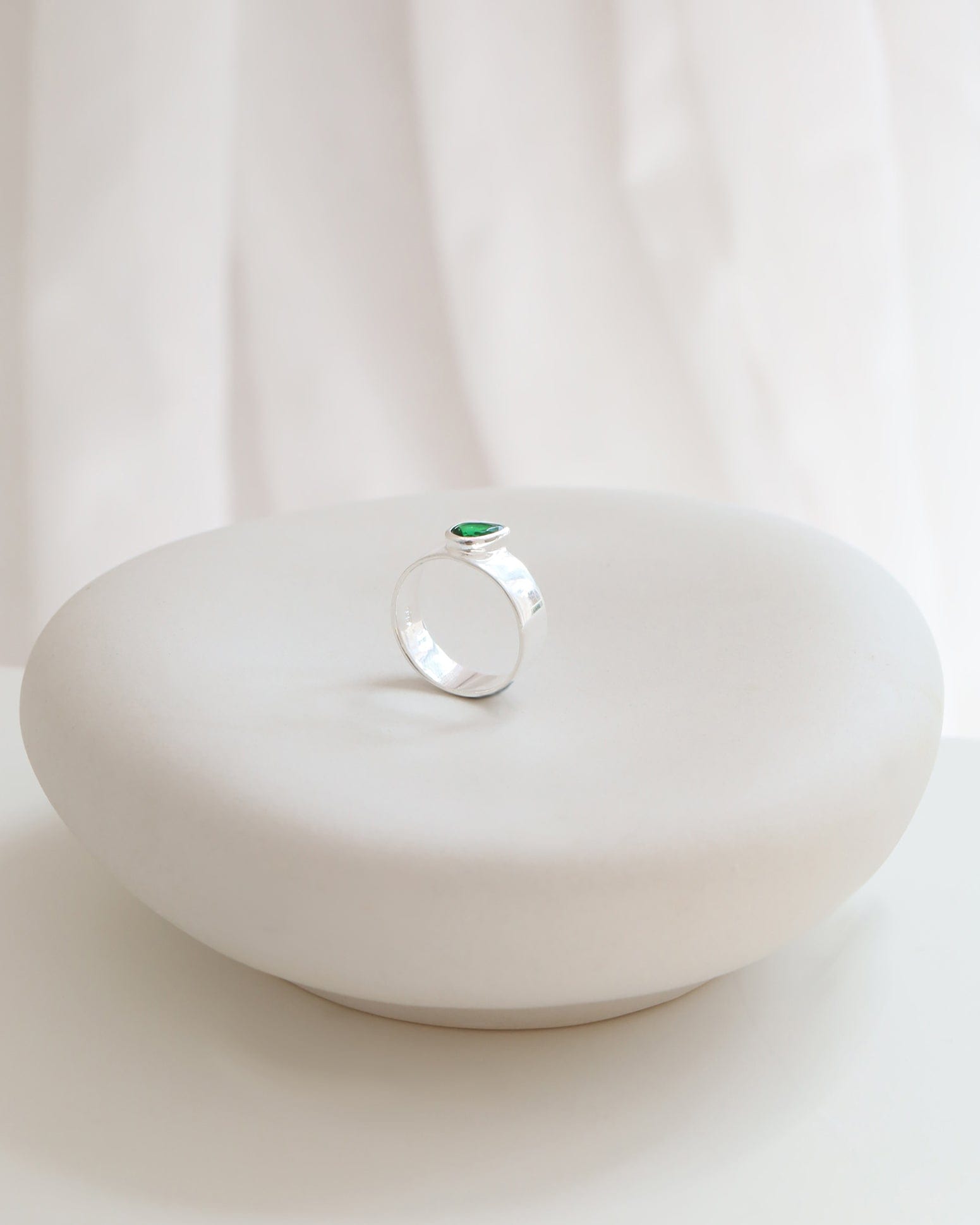 Sterling Silver Emerald Glass Teardrop Stone Band Ring